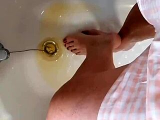 compilación de chicas jóvenes 18+ meando en pijama mientras se tocan hasta correrse