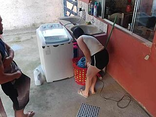 A főnök elment, szobalány, miért nem bírtad ki ma a kemény farkamat?