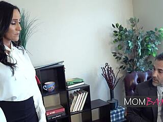 OMG, Sekretaris Penurut Kena Tampar Keras di Kantor! 😳