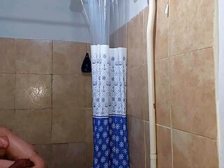 marido encontrou gostosa no banho e enfiou a vara nela