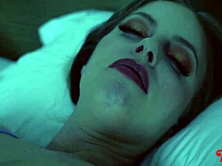 แม่เลี้ยงช่วยลูกเลี้ยงหื่นด้วยความช่วยเหลือแบบนุ่มนวล