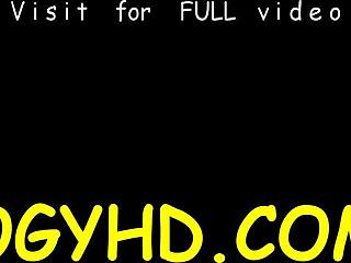 Mlada ruska angelca spretno sesa kurac staremu možaku