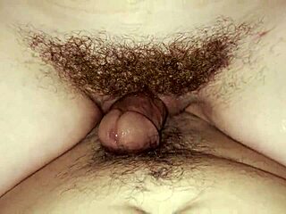 Slatki uzdasi odjekuju dok moja vruća devojka dostiže jake orgazme sa dubokim creampie-jem