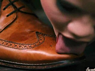 Sirvienta inocente inclinada y taladrada por jefe estricto