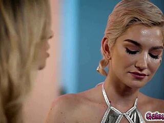 Brooke Banner和Skye Blue说，我们忍不住舔彼此的阴户