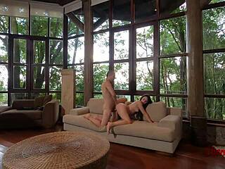 在摄影师面前激烈性爱，进行快速粗暴会话