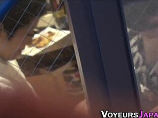 アジアンレズビアンデュオが隠れた場所で親密なフィンガリングを探求