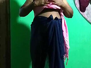 ककड़ी प्रसन्न: Teacher Fingering Asian Aunt's Pussy Homemade.