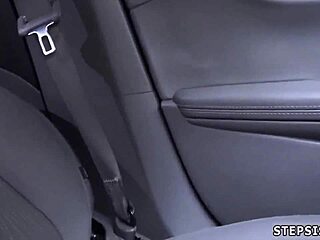 สาวเล็กในถุงเท้าขาวเสียความบริสุทธิ์ในวันเกิดด้วยปากควยหนัก เฉลิมฉลองด้วยเซ็กส์ดิบ!