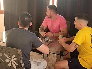 Mon mari ramène des amis et je me fais tous baiser