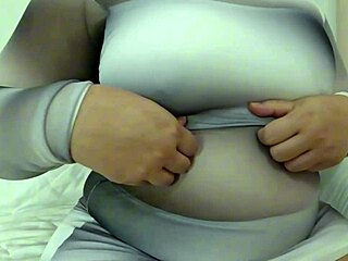 يا ملفتة سمينة، عايزة تعرضي مؤخرتك البرازيلية الكبيرة حقيقي؟