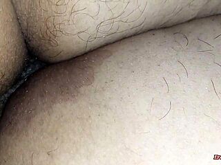 Her zaman yatakta uyurken güzel annemin büyük göğüslerini dikizliyorum