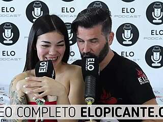 Белучи Гуччи показывает натуральные сиськи в жгучей комнате