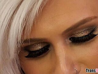 我的室友Kellie Shaw化身变性直播女郎超吸睛