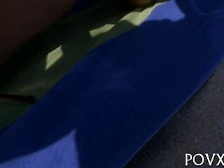 Nikki Stone, pornomodellen, suger kuk så stygt at det gjør meg vill.