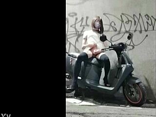 户外中国变性美女自慰射精！