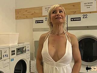 Kim, a Milf Quente, Enfrenta Dois Garanhões Jovens! 😍