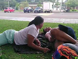 ¡Wow, Michell y Paula se ponen locas al aire libre! Compilación de anal milf latina en público