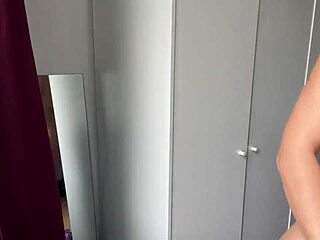 Тя дразни с тесната си путка и перфектни естествени цици всеки ден