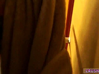 A haverom mostohalánya irányít, míg a mostohaanya szex trükköket mutat