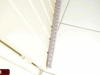 अरे, देखो मैंने अपनी स्टेप डॉटर को लंच खाते हुए बिना पैंटी के कैसे पकड़ा!