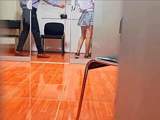 อาจารย์เม็กซิกันไม่รู้ว่าเลขาสาวเซ็กซี่โชว์ใต้กระโปรงในที่สาธารณะ