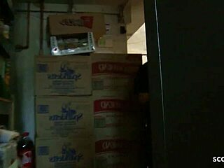 Jasmine se saginje za grubo jebanje