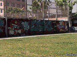 Handboeien Blonde Zuigt Lullen Buiten