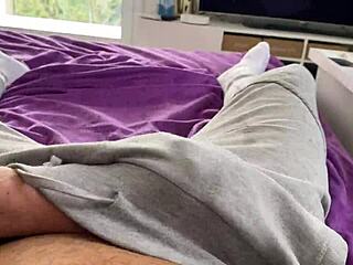 je lui branle sa grosse queue avec mes mains et pieds