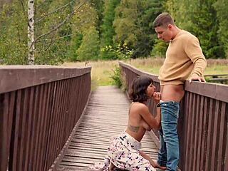 Sperma tränkt die natürlichen Titten der Verlobten tief im Wald