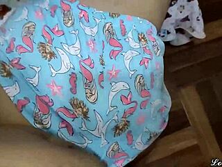 Putri tiri seksi dihukum saat ibu pergi