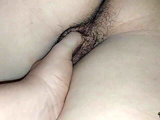 Mi Hijastra Me Deja Jugar Con Su Coño Cuando Vemos Tv