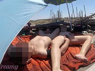 Blikám svou tvrdou kundičku cizím na riskantní veřejné pláži.