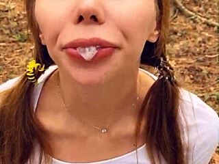 Gadis remaja 18+ horny kasih blowjob umum dengan main cum