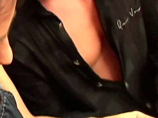 브루넷이 흥분한 파트너 그룹과 격렬한 삼섬 섹스에 빠져들어