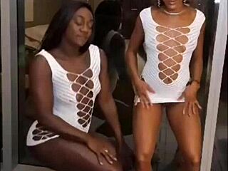 Man, I can't believe I saw duas negras gostosas dancing and showing off their greluda bucetinha for New Year!