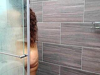 Filmei minha meia-irmã no banho, que bunda perfeita!