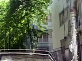 브루넷이 흥분한 파트너 그룹과 격렬한 삼섬 섹스에 빠져들어