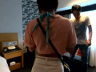 야, 이 완전 일본 아마추어 크림파이 분출 영상 봐!