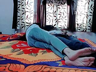 Слаба секси леля се наслаждава на голям член в хинди деси видео