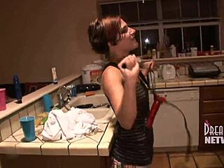 Chica caliente folla dildo montado en árbol en fiesta loca para que todos vean