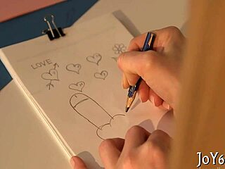 Fiatal csaj nedves punciját dildóval dörzsöli szóló orgazmusért forró menetben