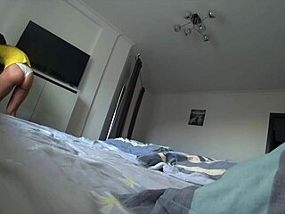 Zrelá žena tajne šuká s najlepším priateľom manžela pre zakázané vzrušenie