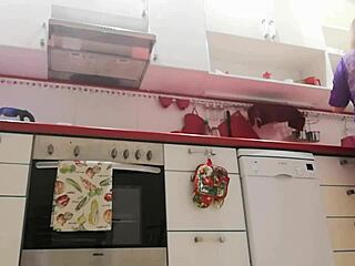 Beau-fils, tu m’espionnes sous ma jupe dans la cuisine ?