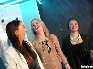 Lesbiennes mouillées se doigtent à la soirée club de nuit 😏