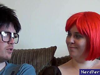 بنت طيز سوداء ساخنة تمزق هدومها، تكشف حلماتها، وتمص زب