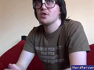 Siyah seksi popolu kız kıyafetlerini yırtıp soyunuyor, meme uçlarını açığa çıkarıyor ve oral yapıyor