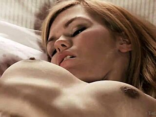 blonde delphine is masturbating solo 😘