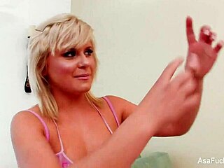 Asa Akira za scénami nahá lesbická scéna s blondýnkou