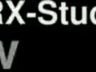 Só relaxando com duas irmãs de 19 anos, Kitty e Cyber, destruindo buracos em DPP selvagem